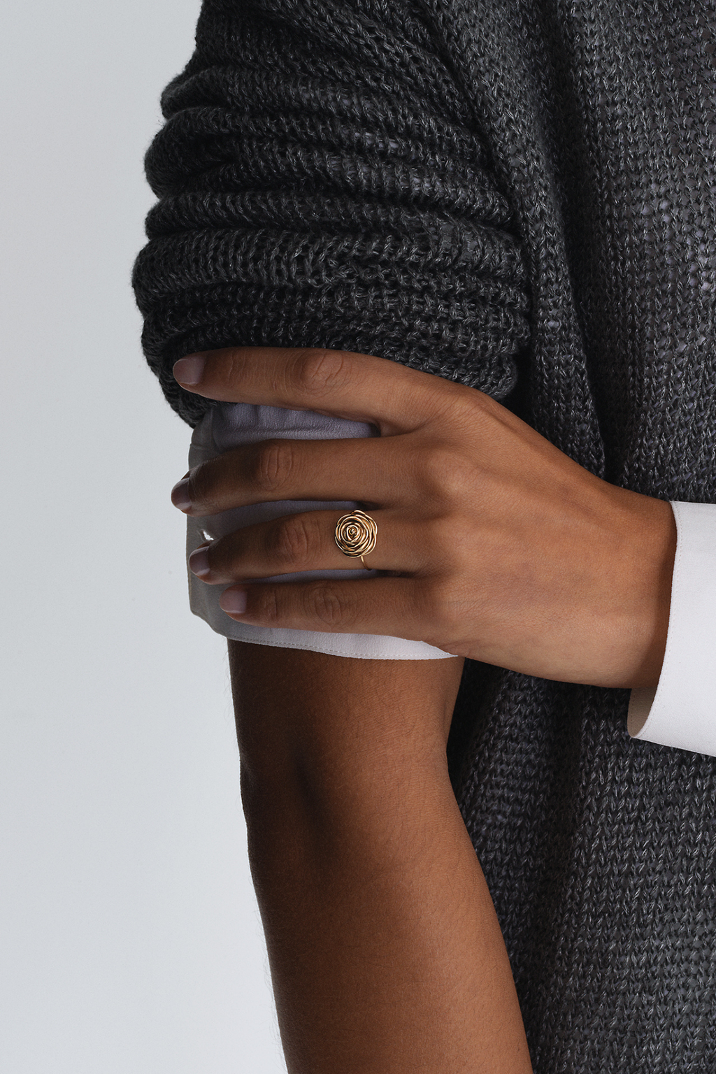 Bague moyenne Rosa portée à la main, rose en or 18 carats sur manche noire