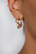 Créoles Mira perle de culture portées à l'oreille