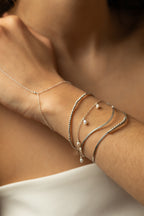 Bracelet Queen argent porté avec d'autres bracelets argentés