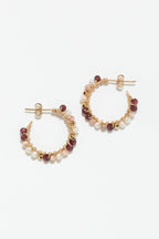 Moyennes créoles Frida à plat, perles de culture, grenat rouge et rhodochrosite