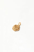 Petit pendentif Rosa à plat, rose d'or torsadée à la main