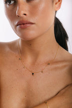 Collier Gaia spinelle porté, grelots fixes rythmant la chaîne dorée