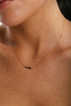 Collier court Théa spinelle porté, vue rapprochée de la clavicule