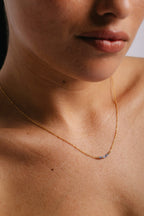 Collier court Théa saphir porté au creux du cou, or laminé 585/1000