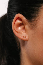 Puces pétales Éclat portées à l'oreille