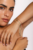 Bracelet cordon Rosa beige porté en accumulation au poignet