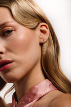 Boucles d'oreilles Riviera portées en paire, pendants de diamants en or 18 carats
