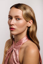 Boucles d'oreilles pendantes Riviera portées, or 18 carats et diamants, sur top rose