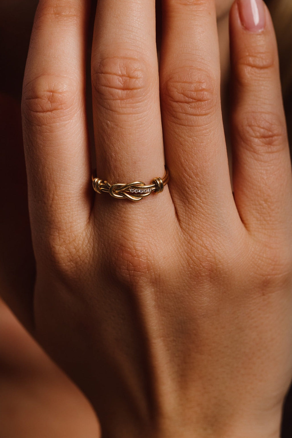 Maxi bague Héra portée à l'annulaire, vue rapprochée du nœud sur le doigt