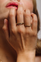 Maxi bague Héra portée en accumulation avec la bague Héra en or nu