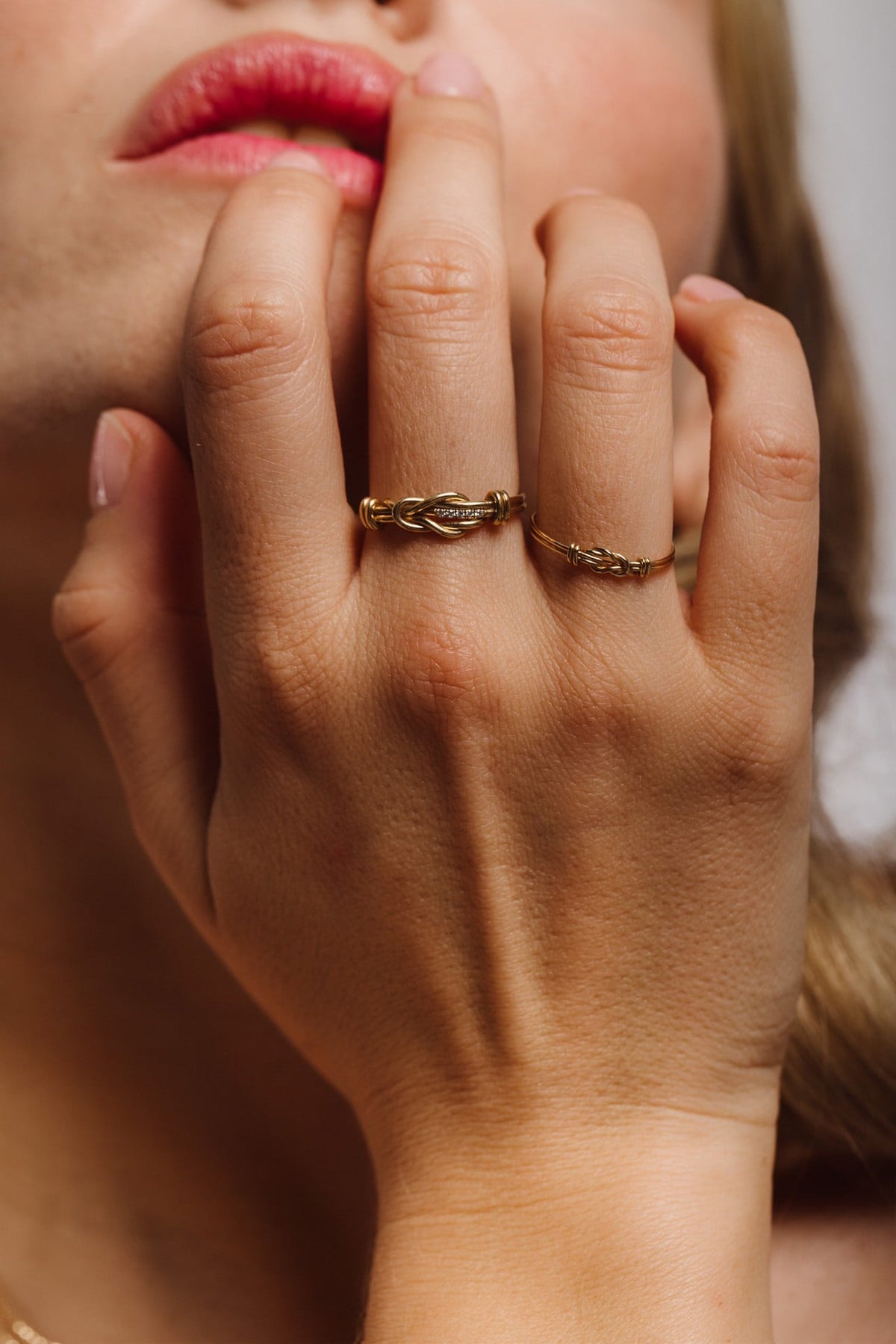 Maxi bague Héra portée en accumulation avec la bague Héra en or nu