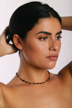 Collier Vénus Minuit porté en ras de cou, or laminé 585/1000