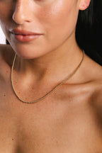 Collier Queen 40 cm or porté au creux du cou, or laminé 585/1000