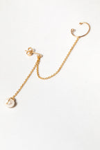 Bijou d'oreille Stella à plat, perle de culture enlacée d'un fil d'or