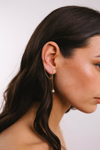 Bijou d'oreille Stella perle de culture porté à l'oreille