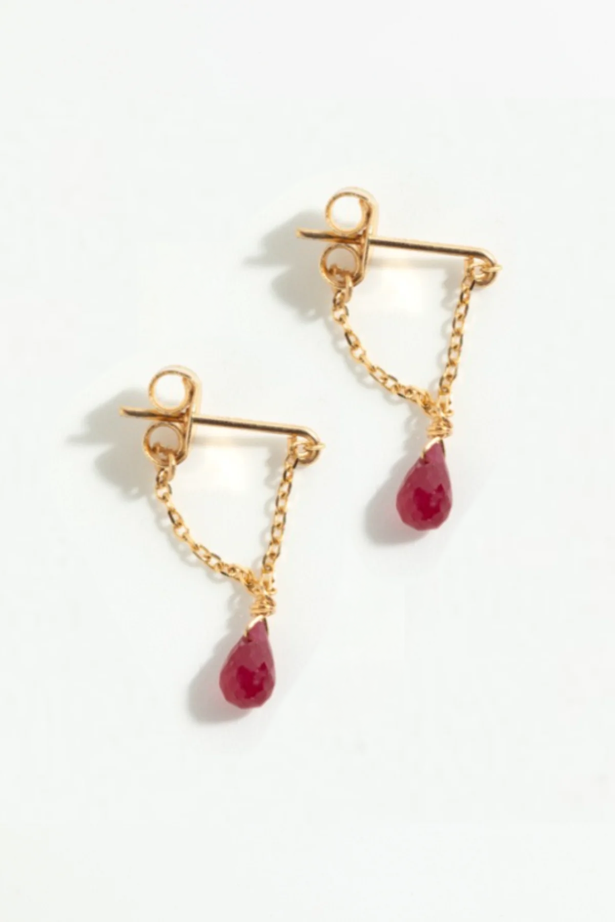 Mia Earring – 750‰ Gold – Dark Pink Sapphire