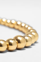 Détail du collier Lana, perles d'or lisses de 4 et 5 mm