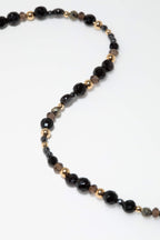 Détail du collier Vénus Minuit, pierres noires alternées de perles dorées