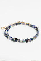Collier Vénus Azur enroulé, enfilage de pierres bleues facettées