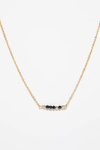 Collier court Théa à plat, spinelles de 2 mm enfilés à la main sur chaîne dorée