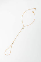 Bijou de main étoile porté, nacre et perles de culture sur le dos de la main