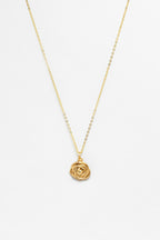 Pendentif Rosa moyen porté sur une chaîne fine, rose d'or laminé