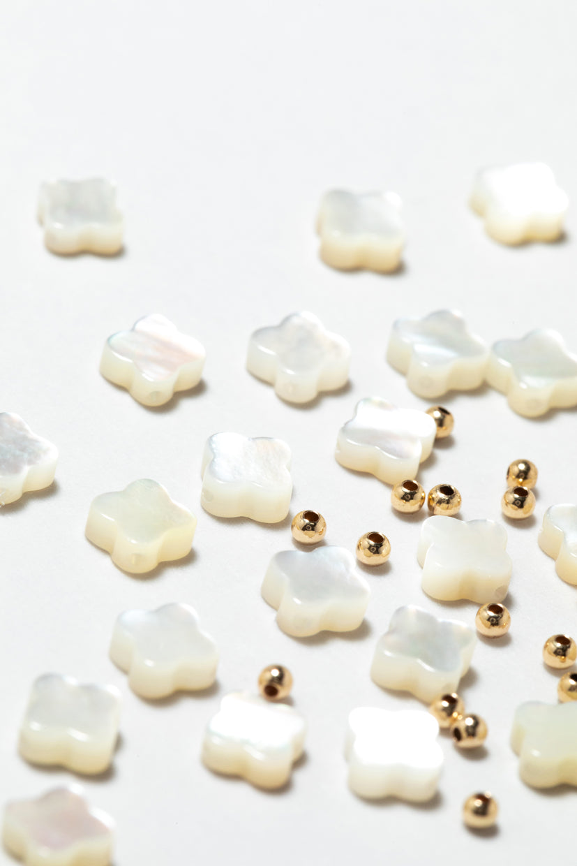 Swan ear jewel - Mother of pearl