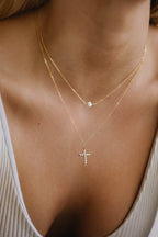 Collier Stella porté en superposition avec un pendentif croix