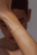 Bracelet Stella perle de culture porté, bras le long du corps