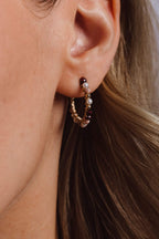 Moyennes créoles Frida Chichis portées à l'oreille