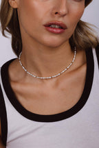 Collier Grain de riz porté sur un débardeur blanc, or laminé 585/1000