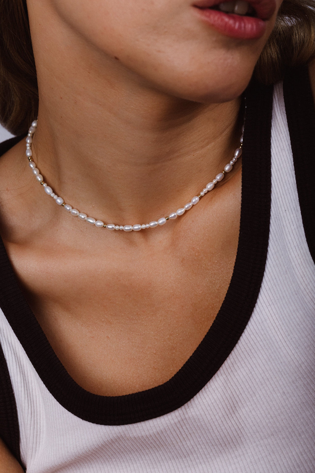 Collier Grain de riz porté au creux du cou, perles de culture