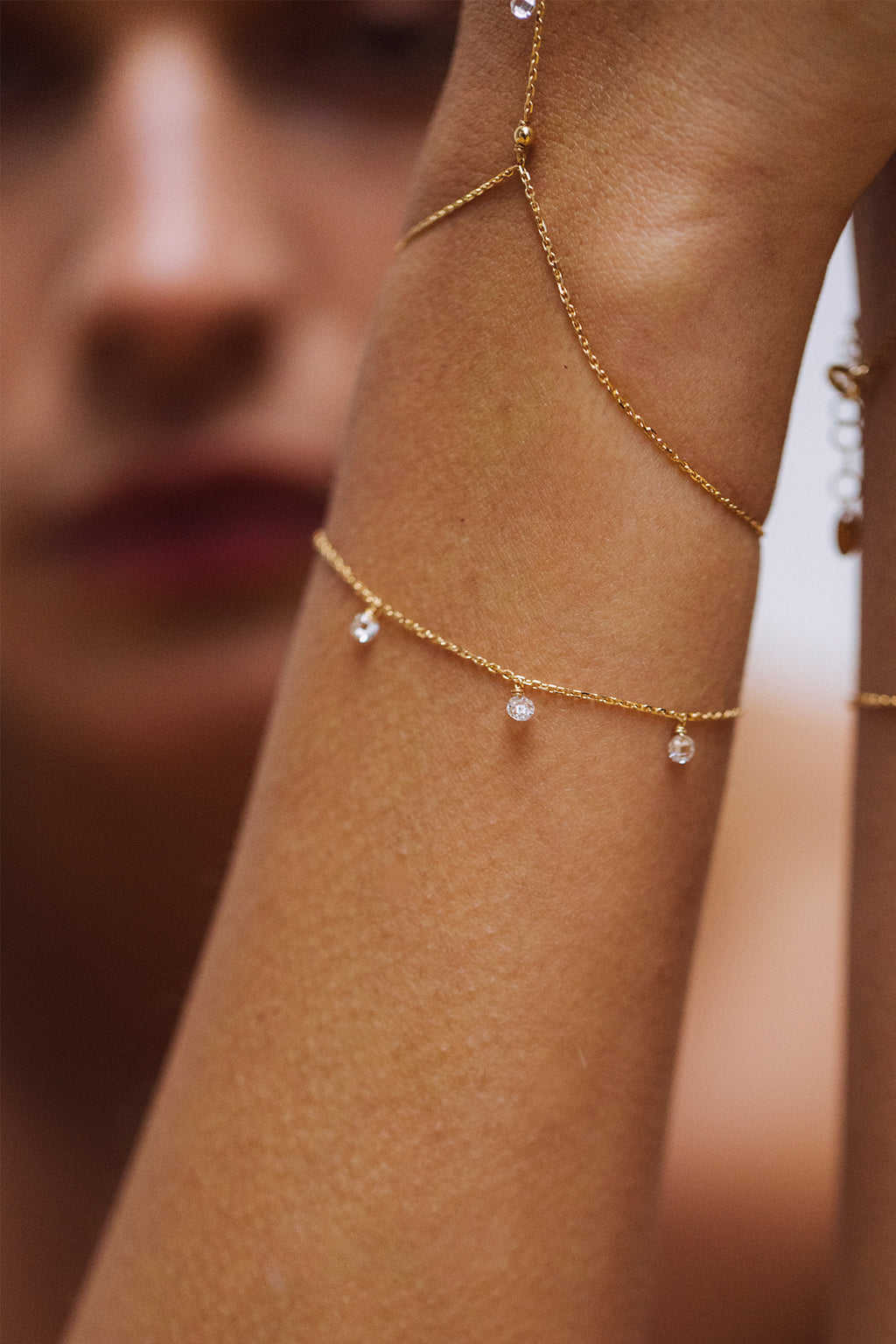 Bracelet Sofia porté au poignet, trois diamants en pampille suspendus à une chaîne d'or 18 carats