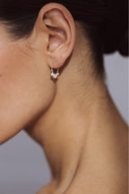 Mini créoles Priya portées à l'oreille, perles d'or