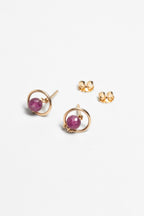 Puces Swan à plat, rubis de 4 mm sur anneau d'or noué