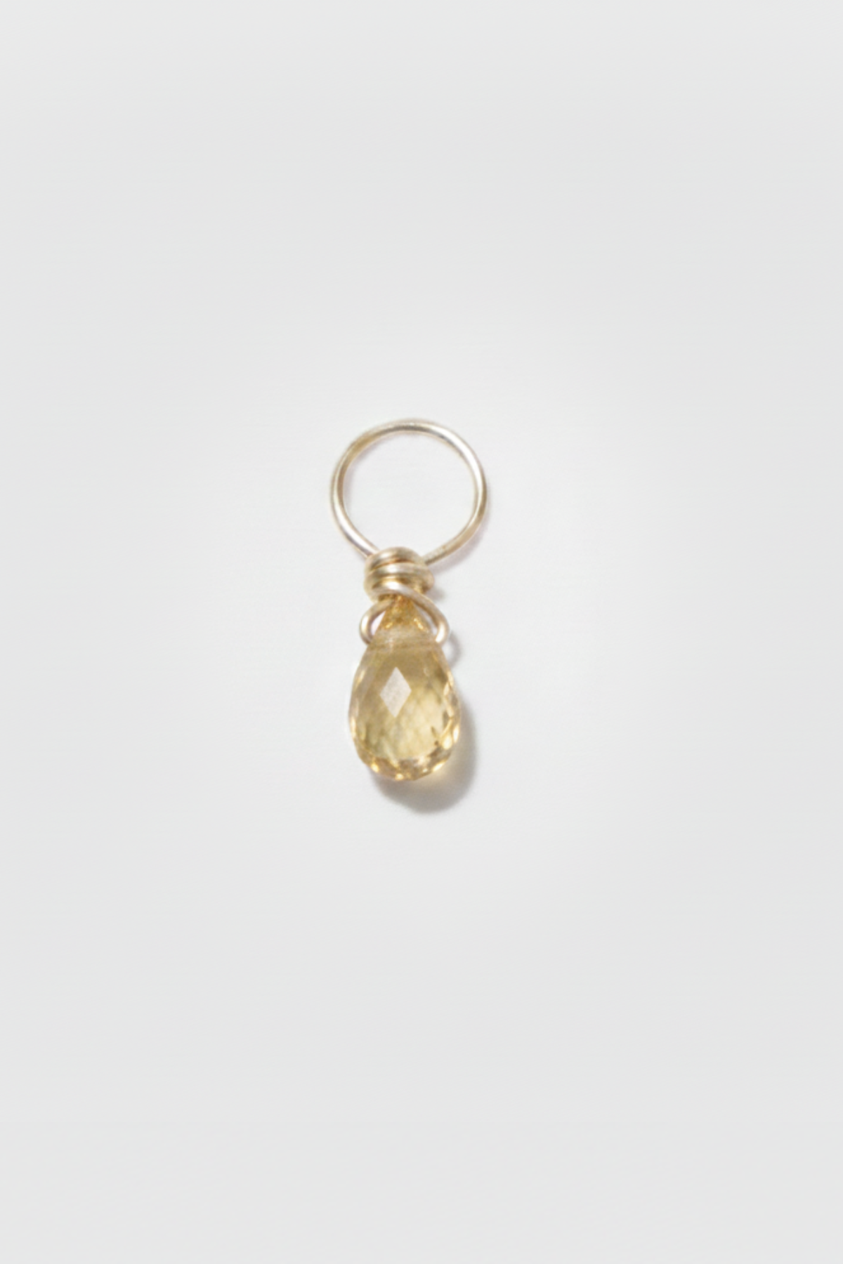 Pendentif Mia en or 18 carats, saphir jaune en goutte facettée suspendu à un anneau d'or