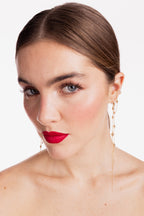 Faux piercing quadruple Maia porté, chaîne d'oreille et perles d'or