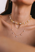 Collier Stella porté en superposition de plusieurs colliers de perles