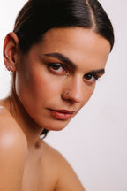 Faux piercing de nez Pina porté, perle d'or sans perçage
