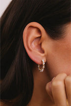 Créoles Frida perle de culture portées à l'oreille