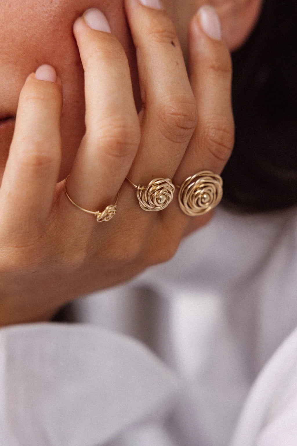 Moyenne bague Rosa portée en accumulation avec les autres tailles